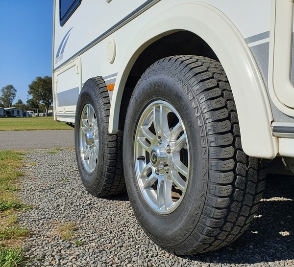 Les moments clés pour remplacer vos pneus de caravane en sécurité